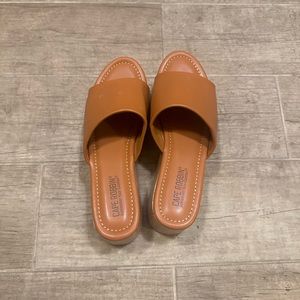 Cape Robbin tan platform slides